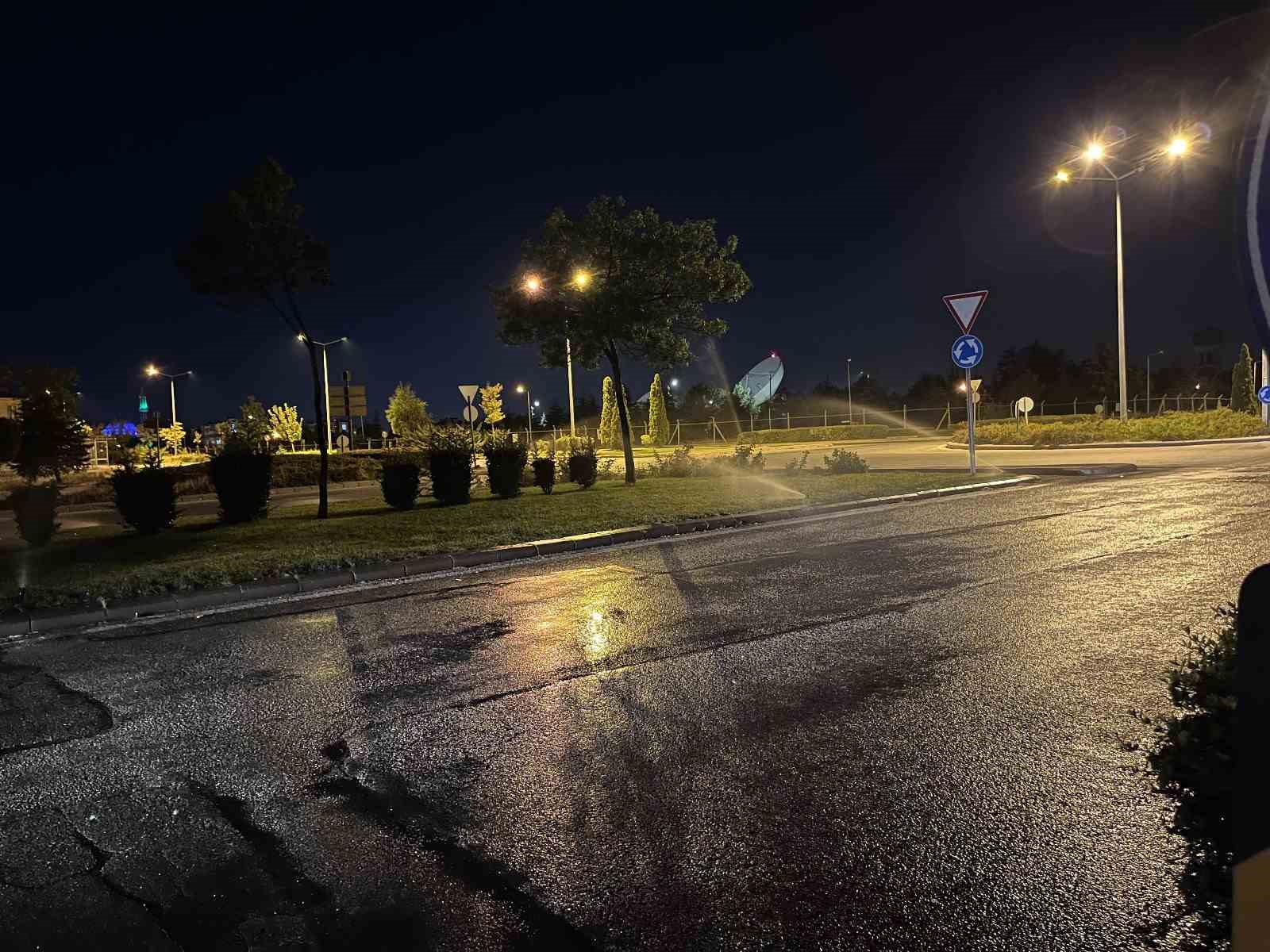 Eskişehir’de sulama sisteminden yola akan su tehlike saçıyor
