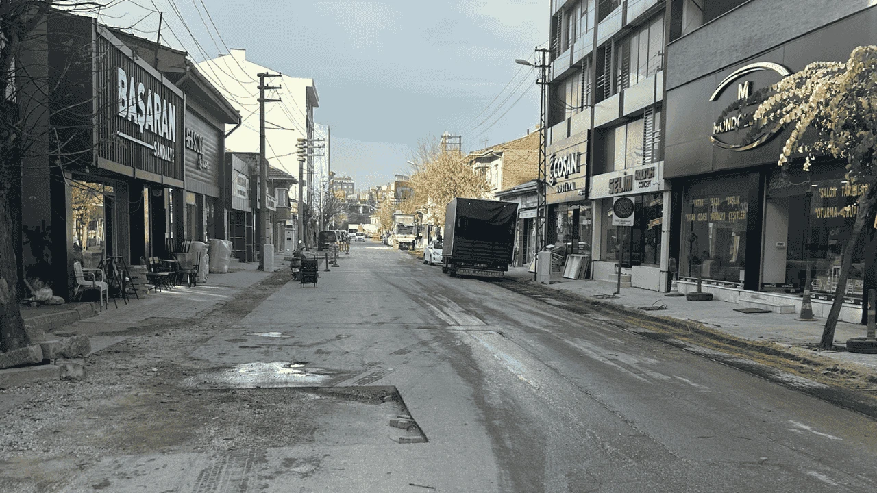 Ticaretin Kalbi Asarcıklı’da Kazı Tepkisi: “Bu Yol Hâli Bu Caddelere Yakışmıyor”