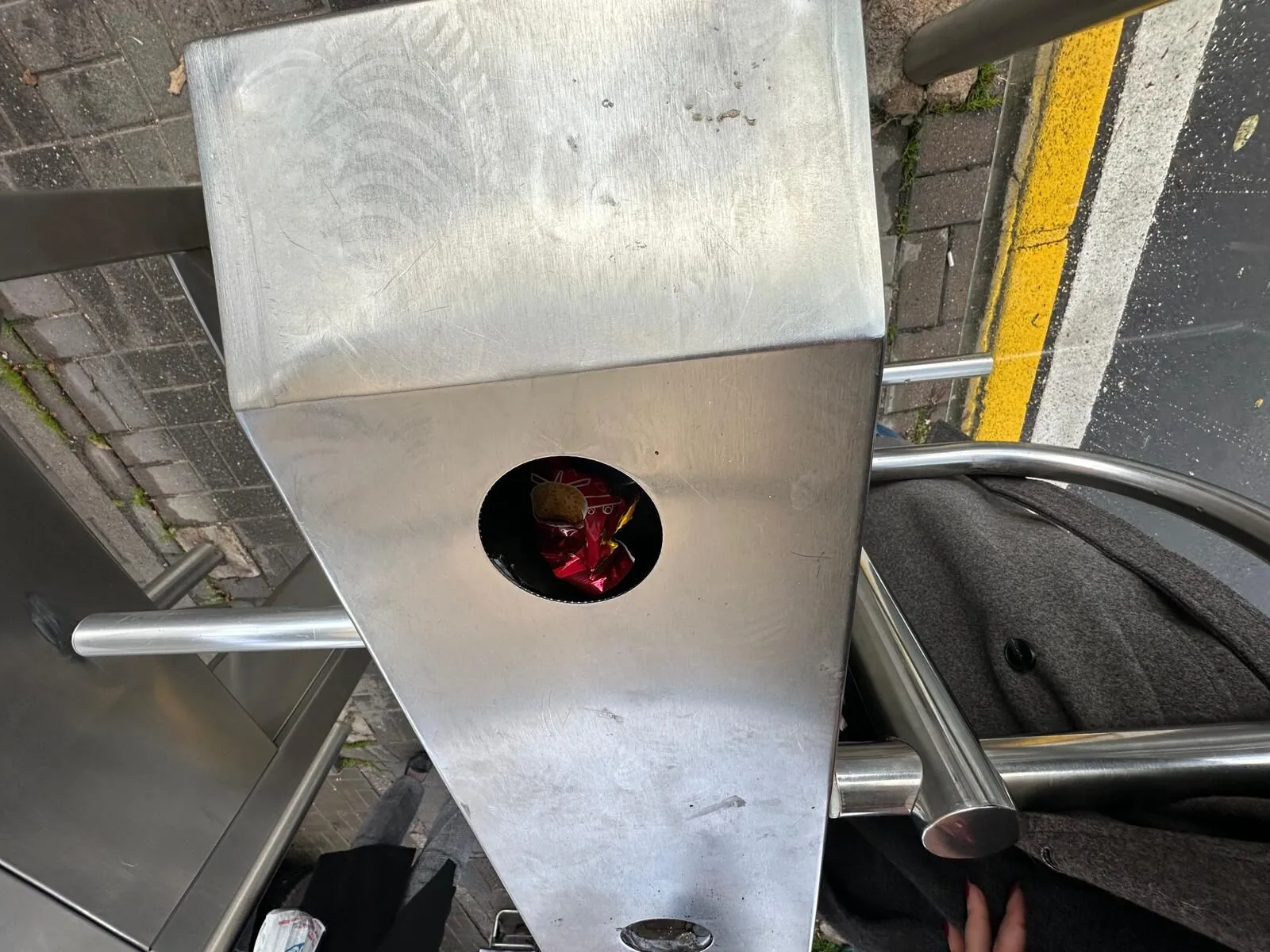 Tramvay turnikesi çöp kutusuna döndü!