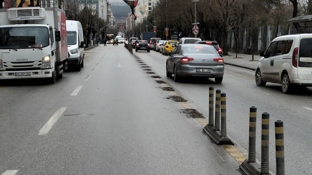 Atatürk Caddesi'nde dubalar azaltıldı ama şikayetler çözüm bulmadı