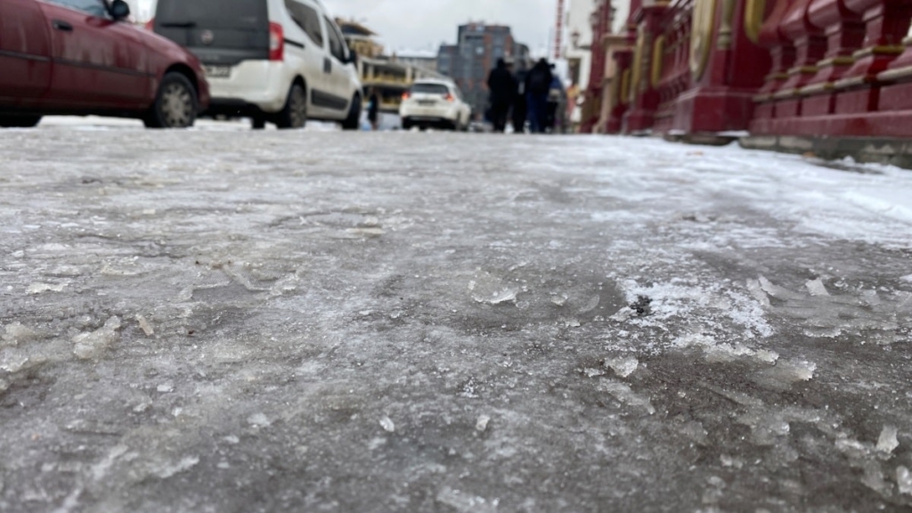 Eskişehir'de kaldırımlar buz pistine döndü, Porsuk Çayı buz tuttu