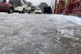 Eskişehir'de kaldırımlar buz pistine döndü, Porsuk Çayı buz tuttu