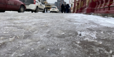 Eskişehir'de kaldırımlar buz pistine döndü, Porsuk Çayı buz tuttu