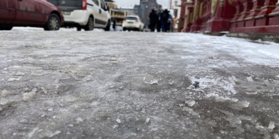Eskişehir'de kaldırımlar buz pistine döndü, Porsuk Çayı buz tuttu