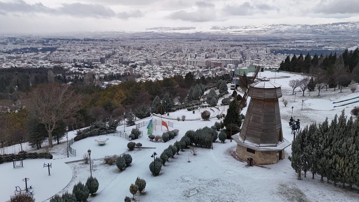 Eskişehir'de kaldırımlar buz pistine döndü, Porsuk Çayı buz tuttu