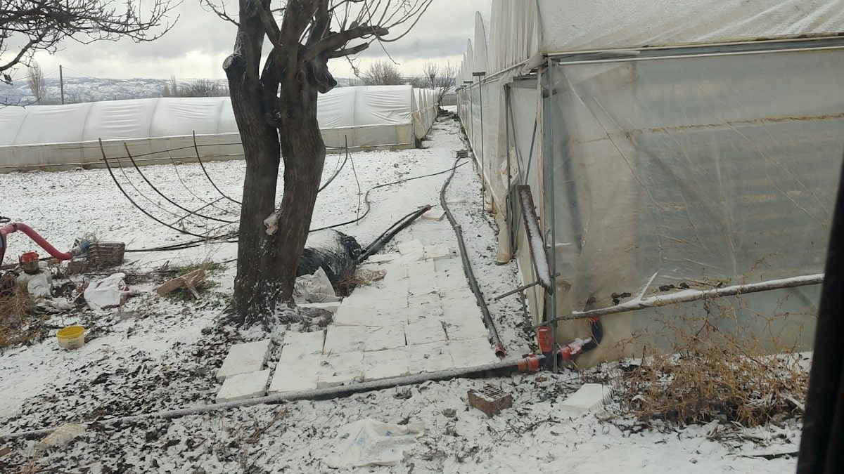 Eskişehir'de kaldırımlar buz pistine döndü, Porsuk Çayı buz tuttu