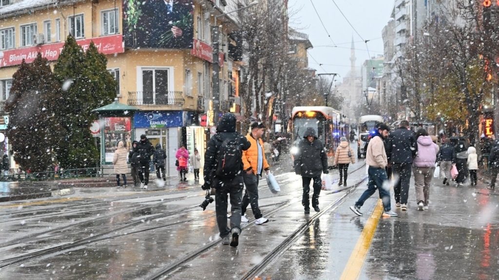 Eskişehir’e lapa lapa kar yağdı