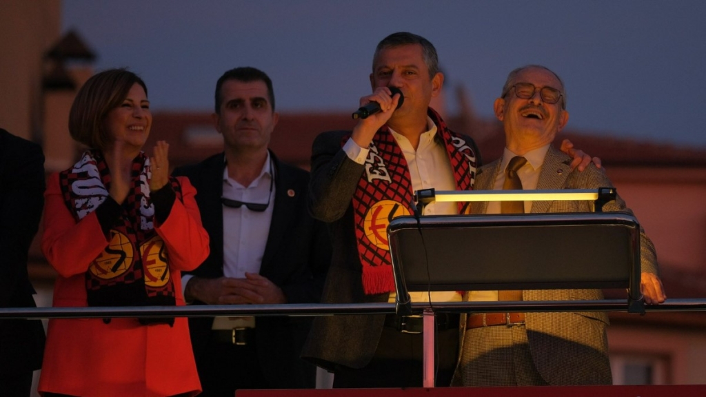 Eskişehir’i 25 yıl yöneten Yılmaz Büyükerşen, kendisine başka görev verilmeyeceğini nihayet anladı ve aktif siyaseti bıraktığını duyurdu.