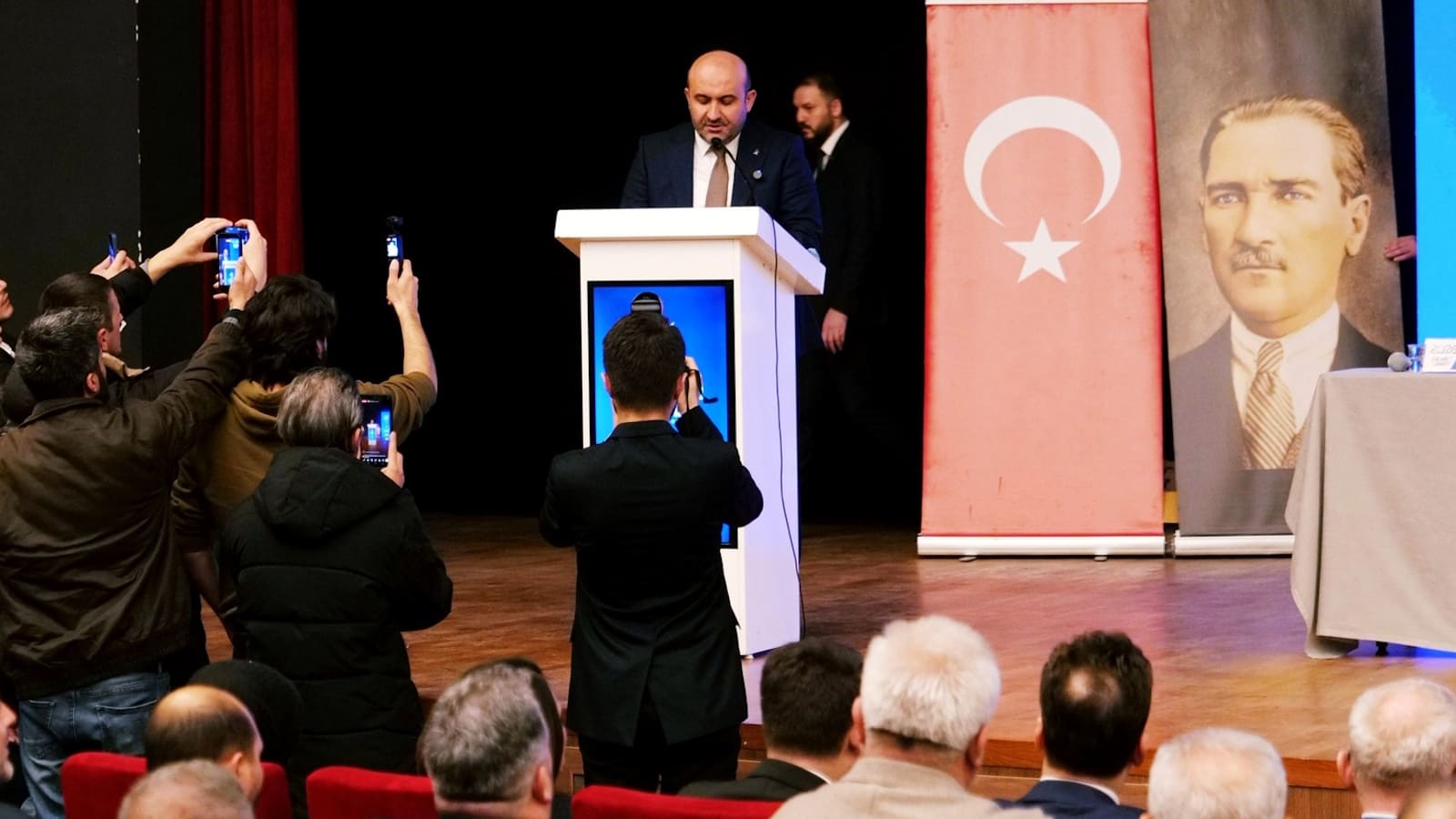 AK Parti İl Başkanı Gürhan Albayrak: "Millet Bahçemize Eskişehirspor Müzesi kazandırmak istiyoruz"