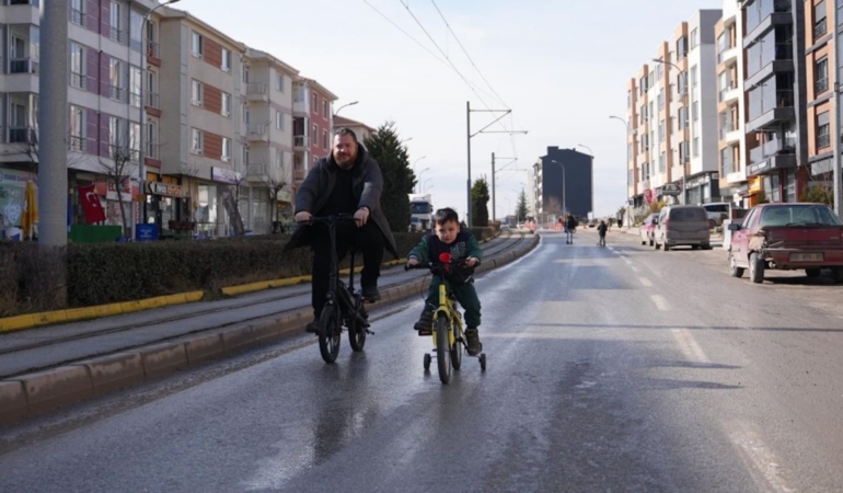 “Arabasız Pazar” şovu: Ünlüce’ye tepkiler devam ediyor