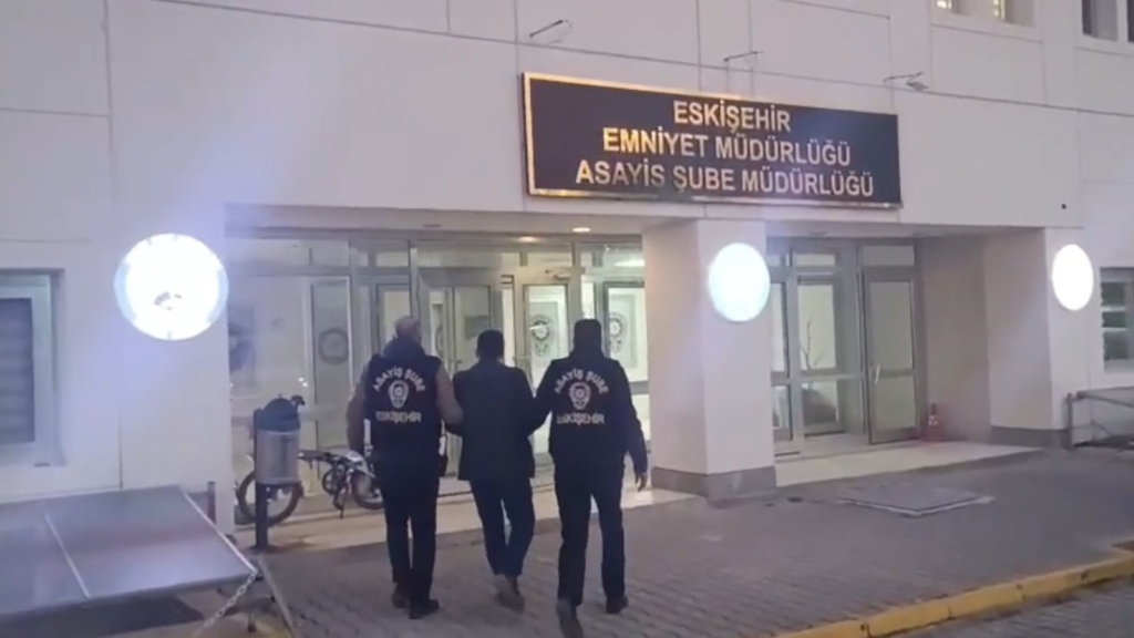 Eskişehir’de farklı suçlardan 52 yıl hapisle aranan 3 şahıs yakalandı