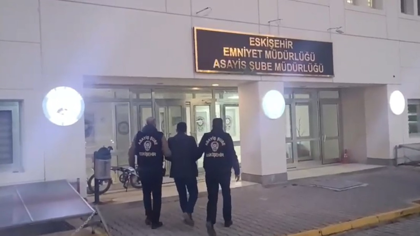 Eskişehir’de farklı suçlardan 52 yıl hapisle aranan 3 şahıs yakalandı