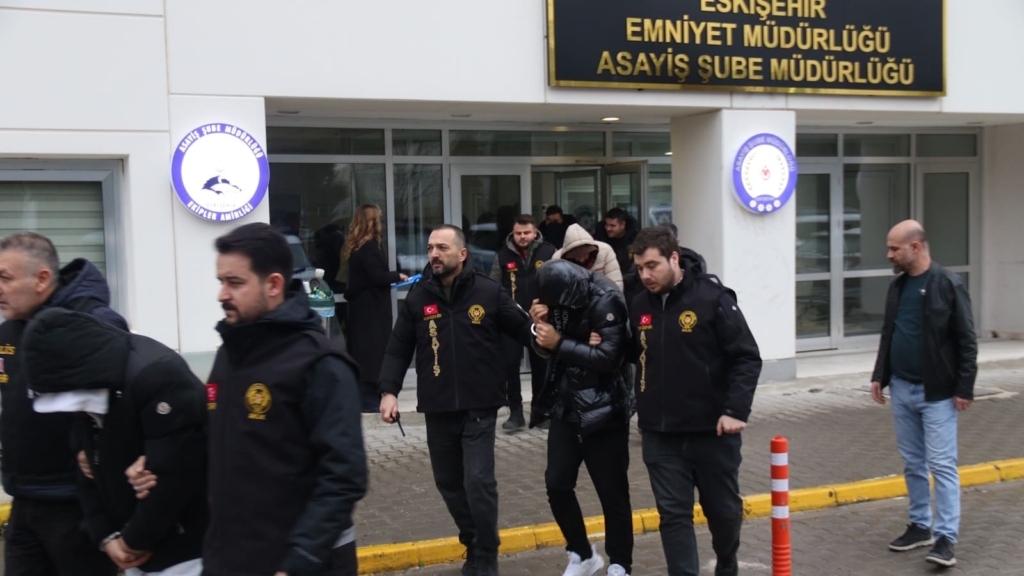 Eskişehir merkezli 6 ilde fuhuş operasyonu: 15 kadın kurtarıldı, 13 şüpheli yakalandı