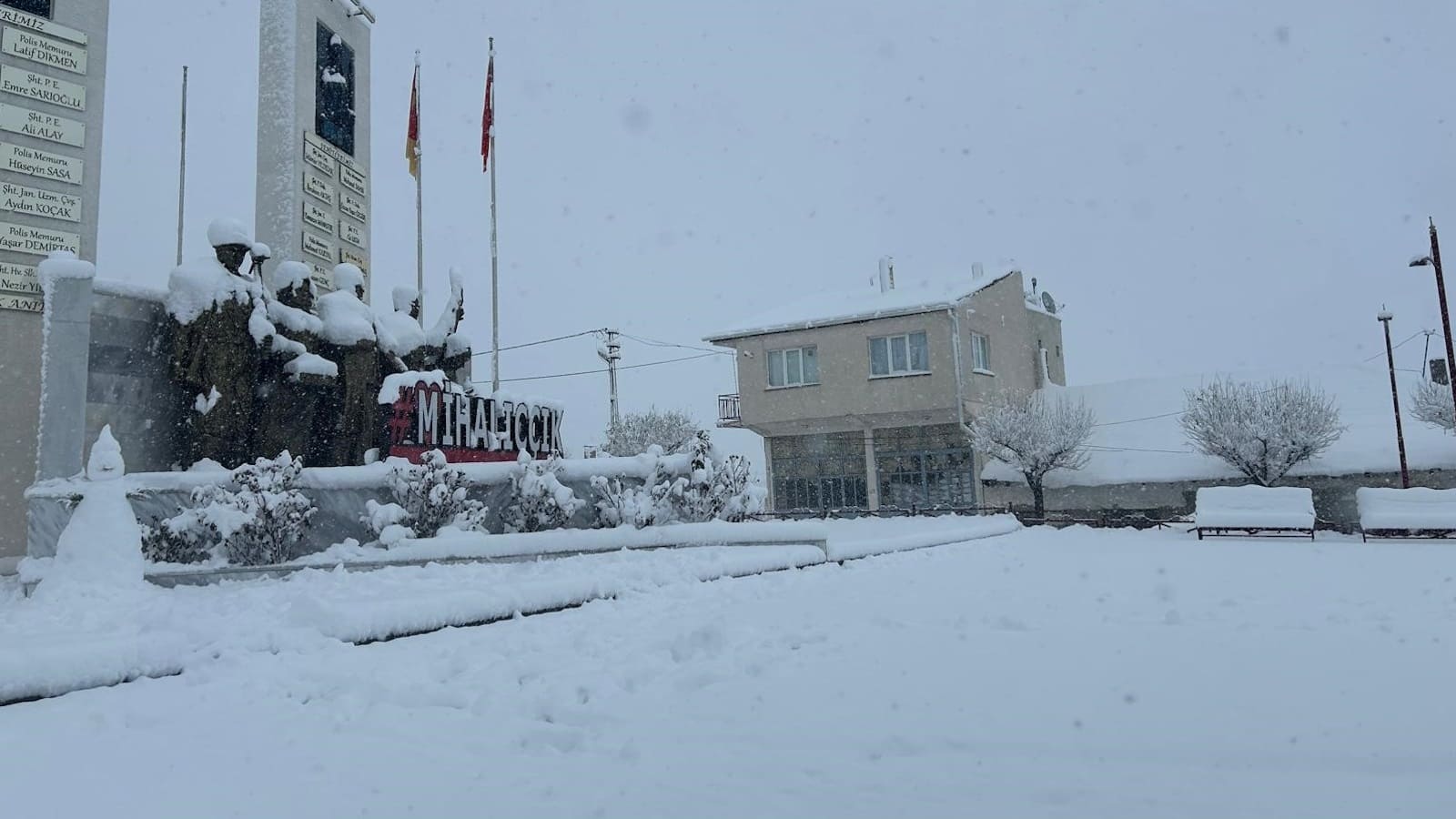 Mihalıççık’ta kar kalınlığı 25 santimetreyi geçti, yollar kapandı