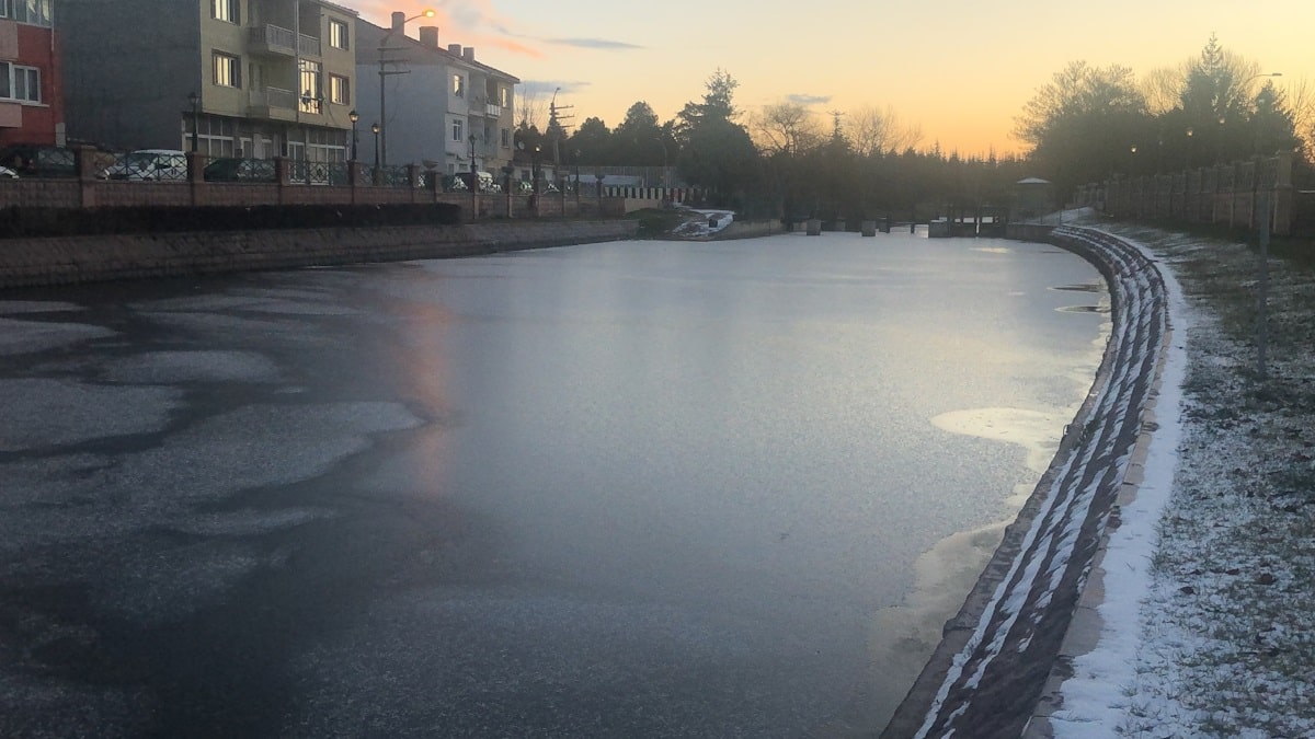 Buz tutan Porsuk Çayı’nda kartpostallık görüntüler