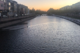 Buz tutan Porsuk Çayı’nda kartpostallık görüntüler