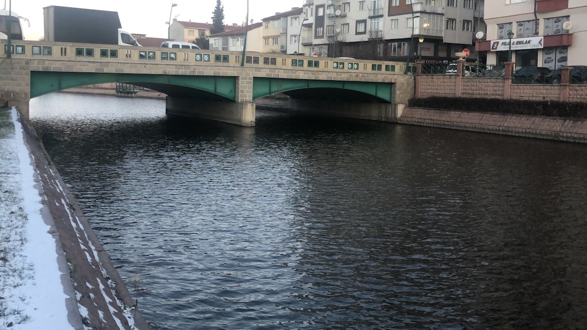 Buz tutan Porsuk Çayı’nda kartpostallık görüntüler