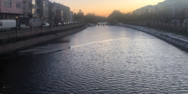 Buz tutan Porsuk Çayı’nda kartpostallık görüntüler