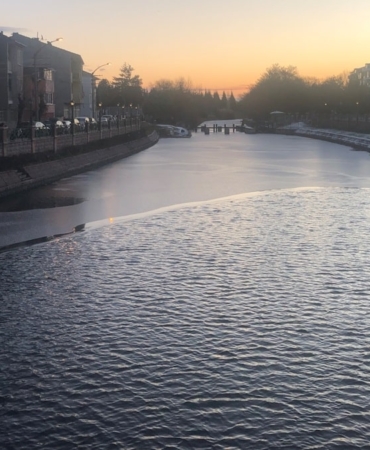 Buz tutan Porsuk Çayı’nda kartpostallık görüntüler