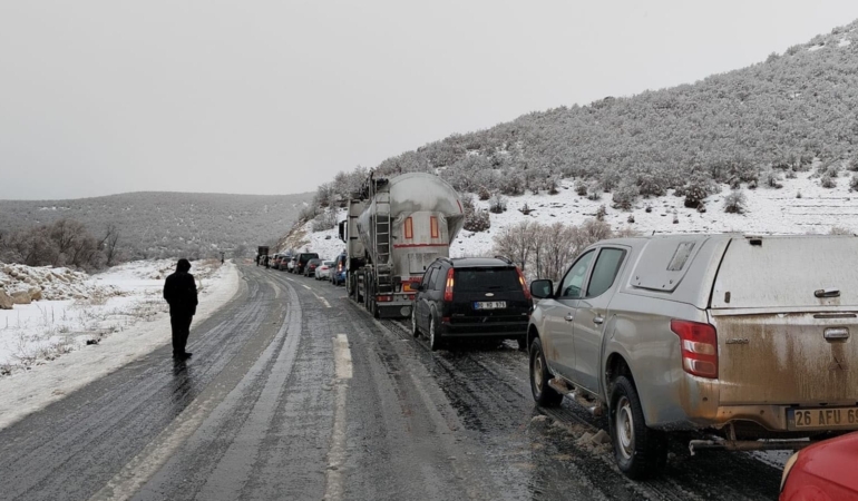 Eskişehir-Seyitgazi yolunda kuyruk oluştu