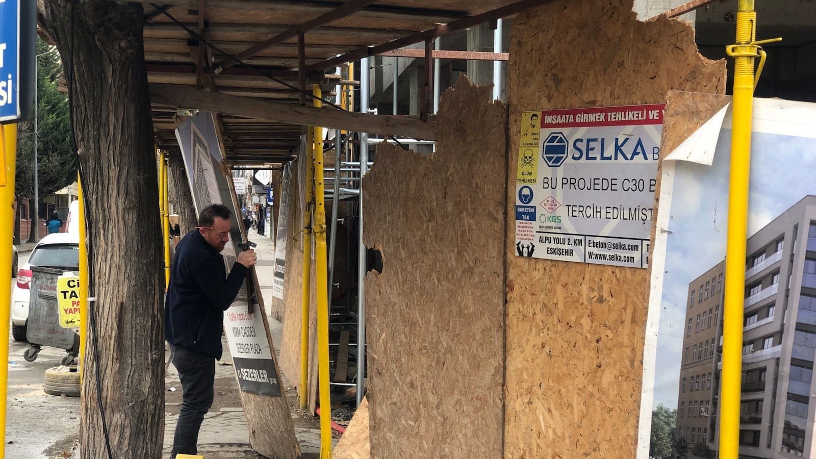 Eskişehir’de şiddetli fırtına: Çatılar uçtu, tramvay seferleri aksadı