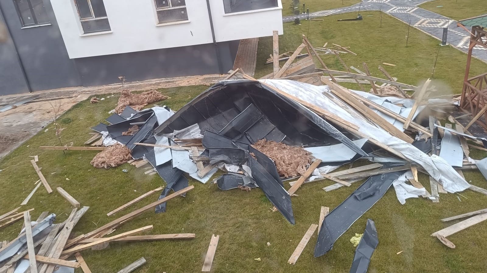 Eskişehir’de şiddetli fırtına: Çatılar uçtu, tramvay seferleri aksadı