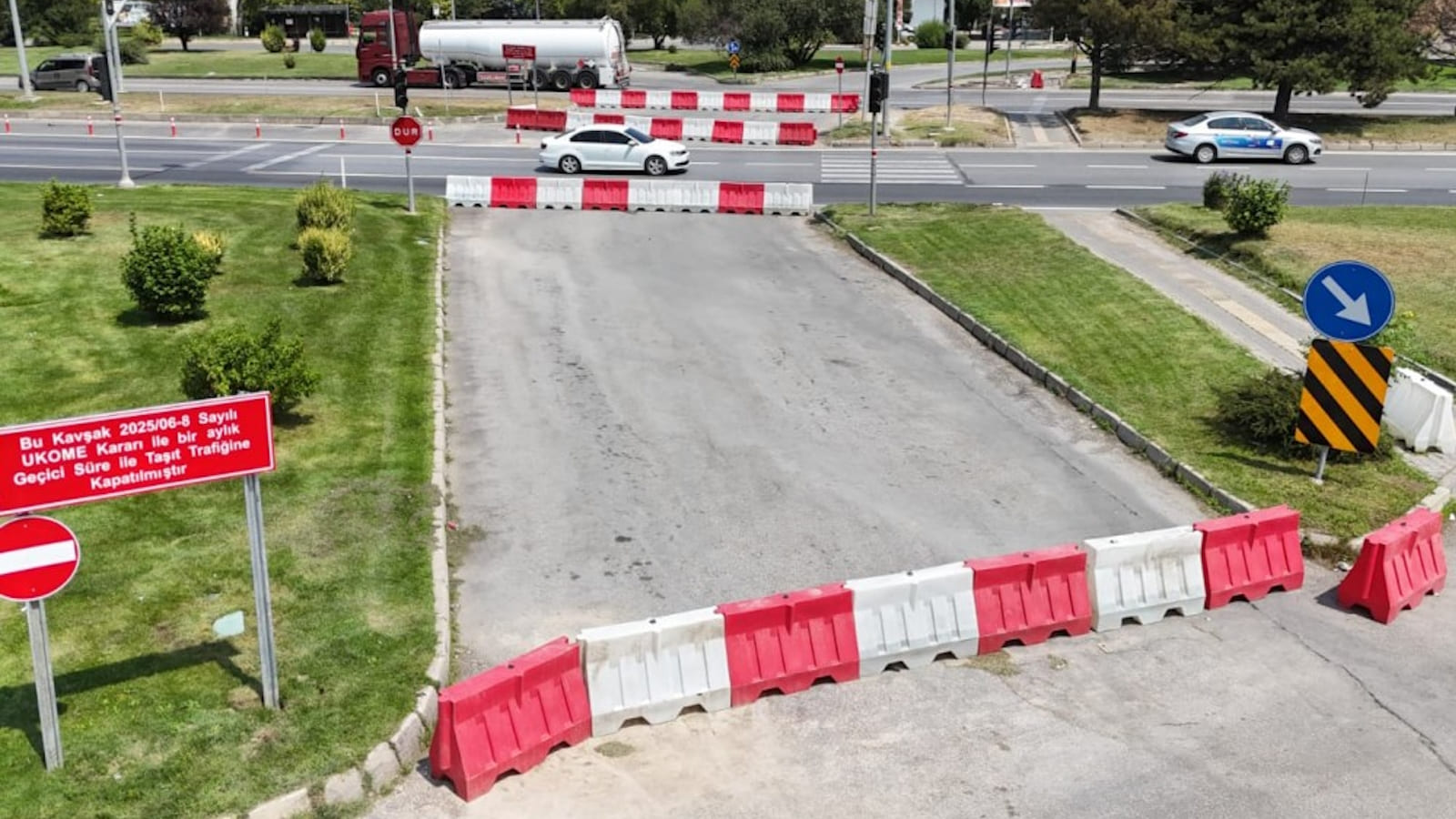 Yine belediye yine bir kapatma: Trafiğe buldukları tek çözüm yol kapatmak!