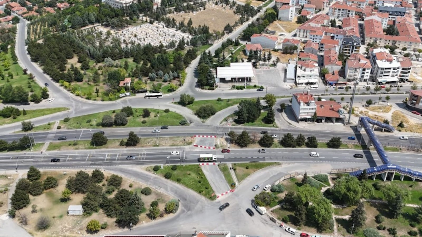 Yine belediye yine bir kapatma: Trafiğe buldukları tek çözüm yol kapatmak!