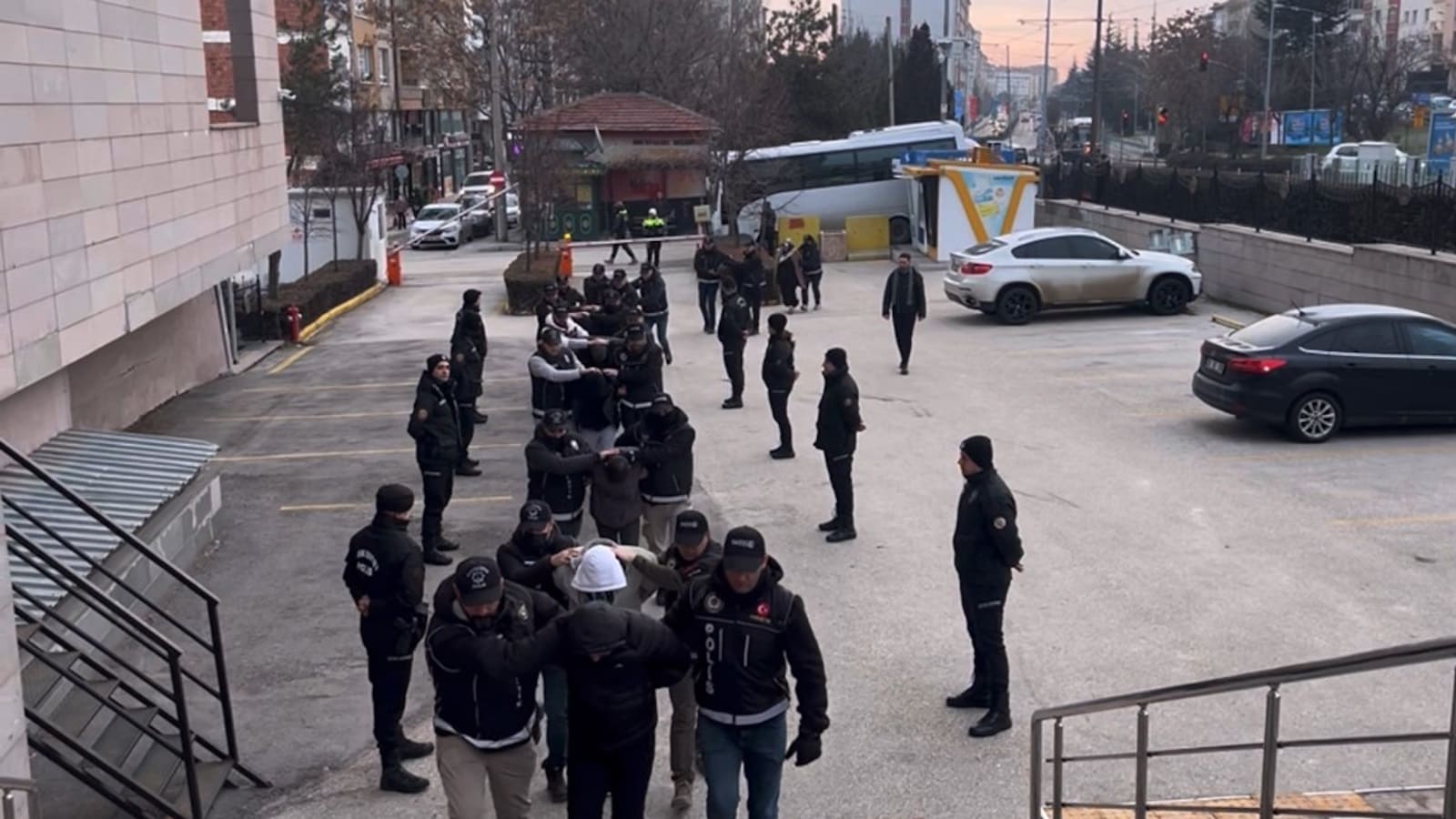 Eskişehir’de 16 adrese uyuşturucu operasyonu: 7 kişi tutuklandı