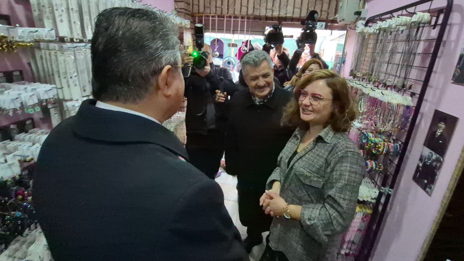 Eskişehir Valisi Erdinç Yılmaz esnafları ziyaret etti, vatandaşların taleplerini dinledi