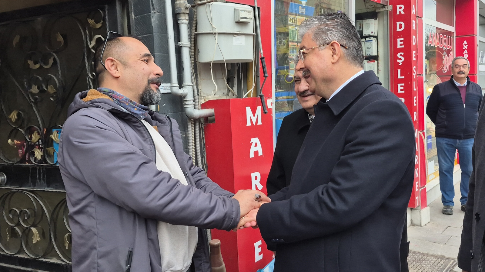 Eskişehir Valisi Erdinç Yılmaz esnafları ziyaret etti, vatandaşların taleplerini dinledi