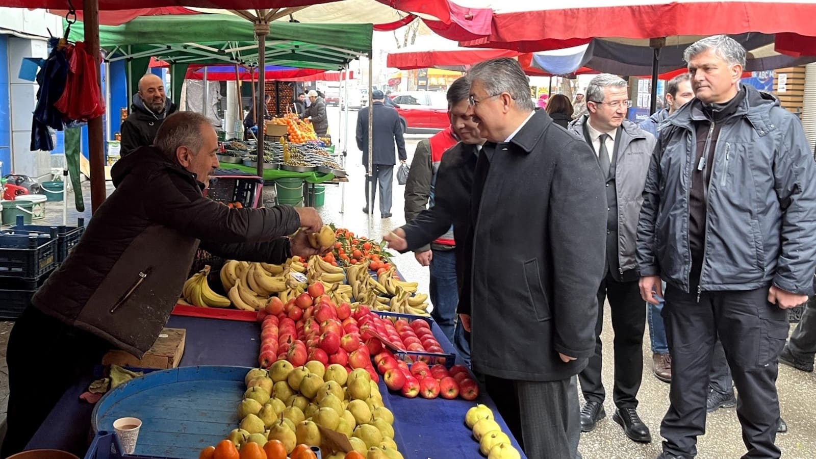 Vali Erdinç Yılmaz pazarcı esnafının sorun, talep ve beklentilerini dinledi