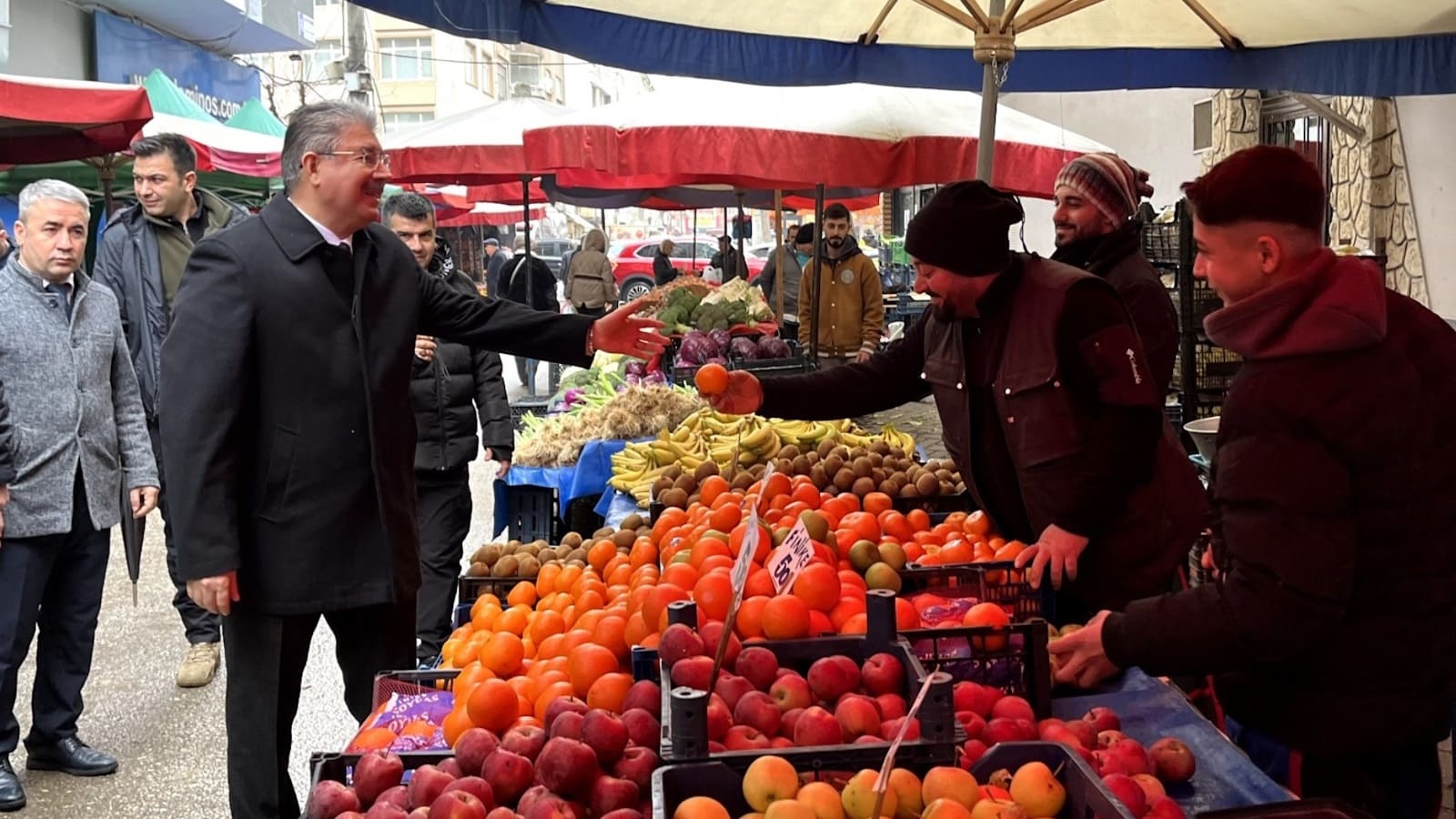 Vali Erdinç Yılmaz pazarcı esnafının sorun, talep ve beklentilerini dinledi