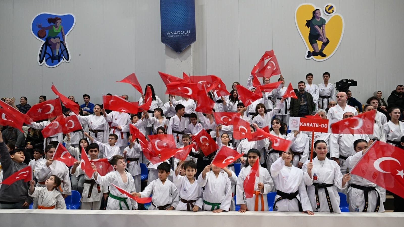 Eskişehir Yunus Emre Kapalı Spor Salonu açıldı