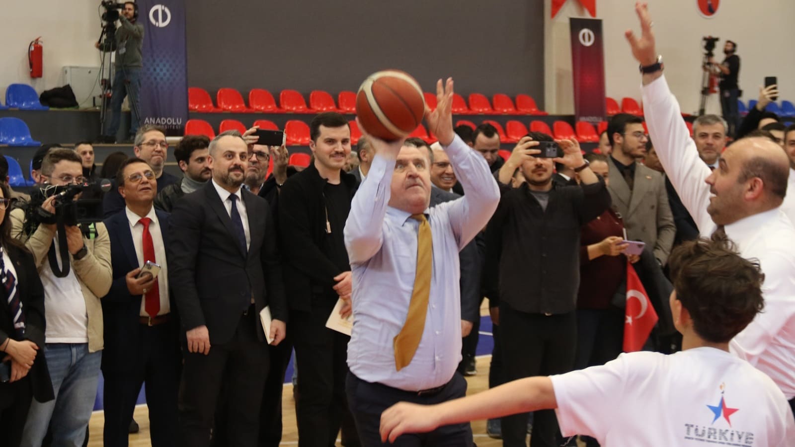 Eskişehir Yunus Emre Kapalı Spor Salonu açıldı