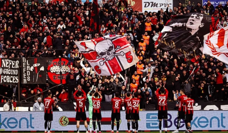 Eskişehirspor Teknik Direktörü Hakan Şapcı: "Şampiyonluk hedefinin peşinden sonuna kadar gideceğiz"