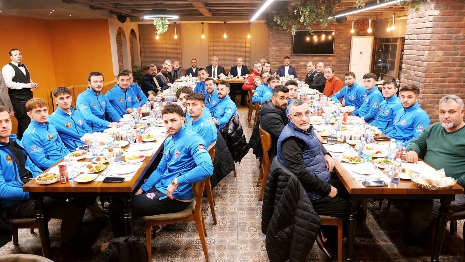 Başkan Albayrak, Eskişehir Demirspor ile moral yemeğinde buluştu