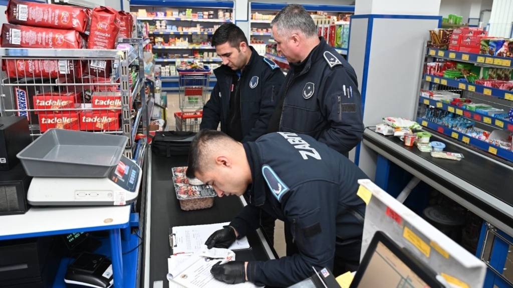 İnönü Belediyesi halk sağlığını tehdit eden zincir marketlere mühür vurdu