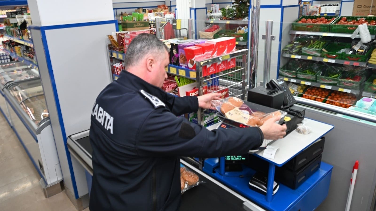 İnönü Belediyesi halk sağlığını tehdit eden zincir marketlere mühür vurdu