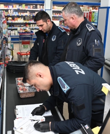 İnönü Belediyesi halk sağlığını tehdit eden zincir marketlere mühür vurdu