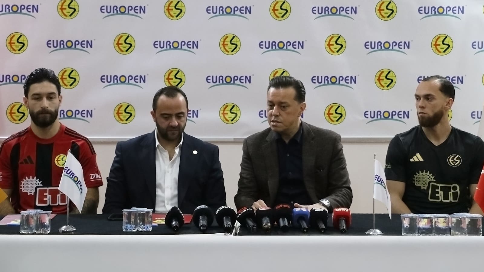 Nebi Hatipoğlu devreye girdi: Elias Durmaz ve Christopher Jakob Aydemir Eskişehirspor'a imza attı