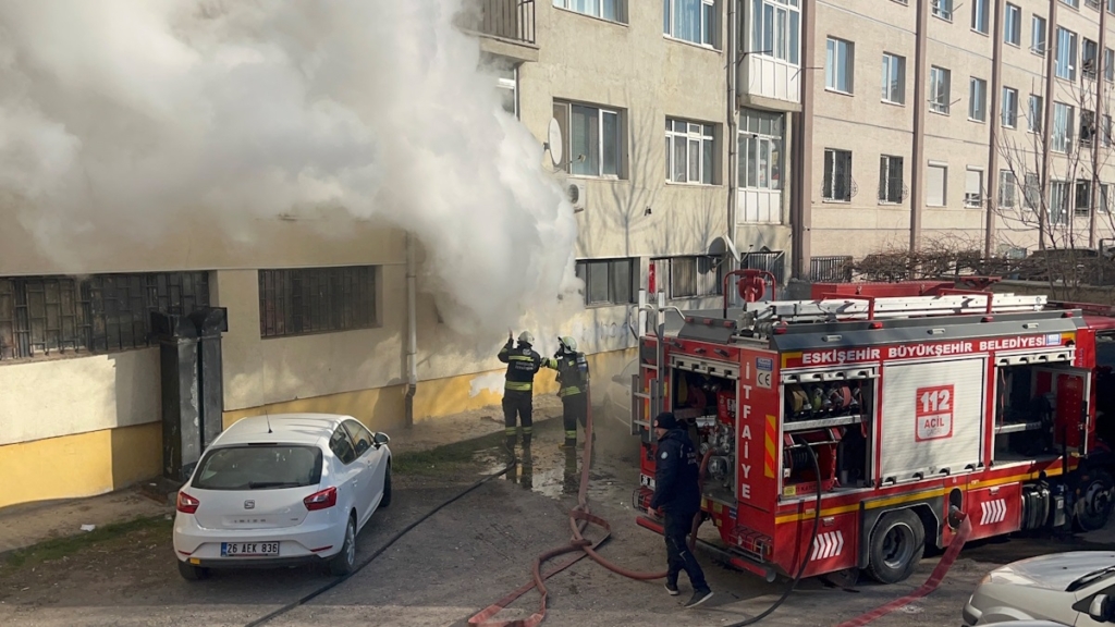 Odunpazarı Akçağlan’da yangın: 1 kişi hastaneye kaldırıldı