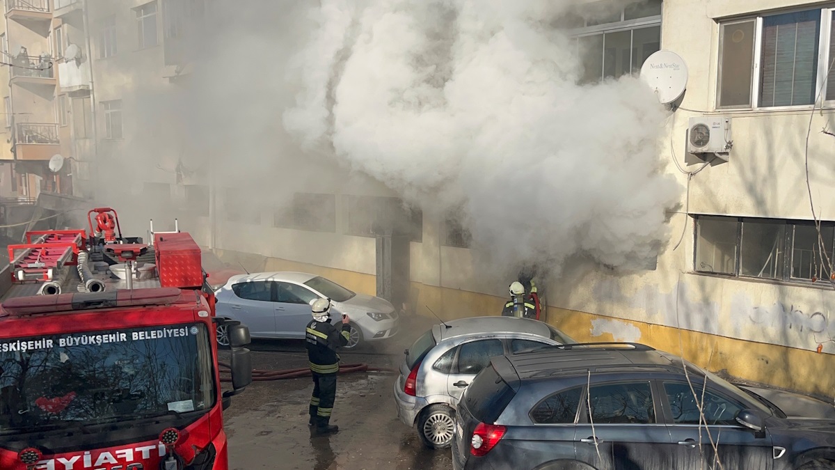Odunpazarı Akçağlan’da yangın: 1 kişi hastaneye kaldırıldı