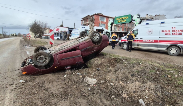 Odunpazarı Yenikent Zümrüt Bulvarı’nda kontrolden çıkan otomobil takla attı