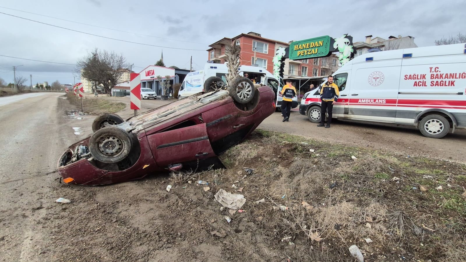 Odunpazarı Yenikent Zümrüt Bulvarı’nda kontrolden çıkan otomobil takla attı