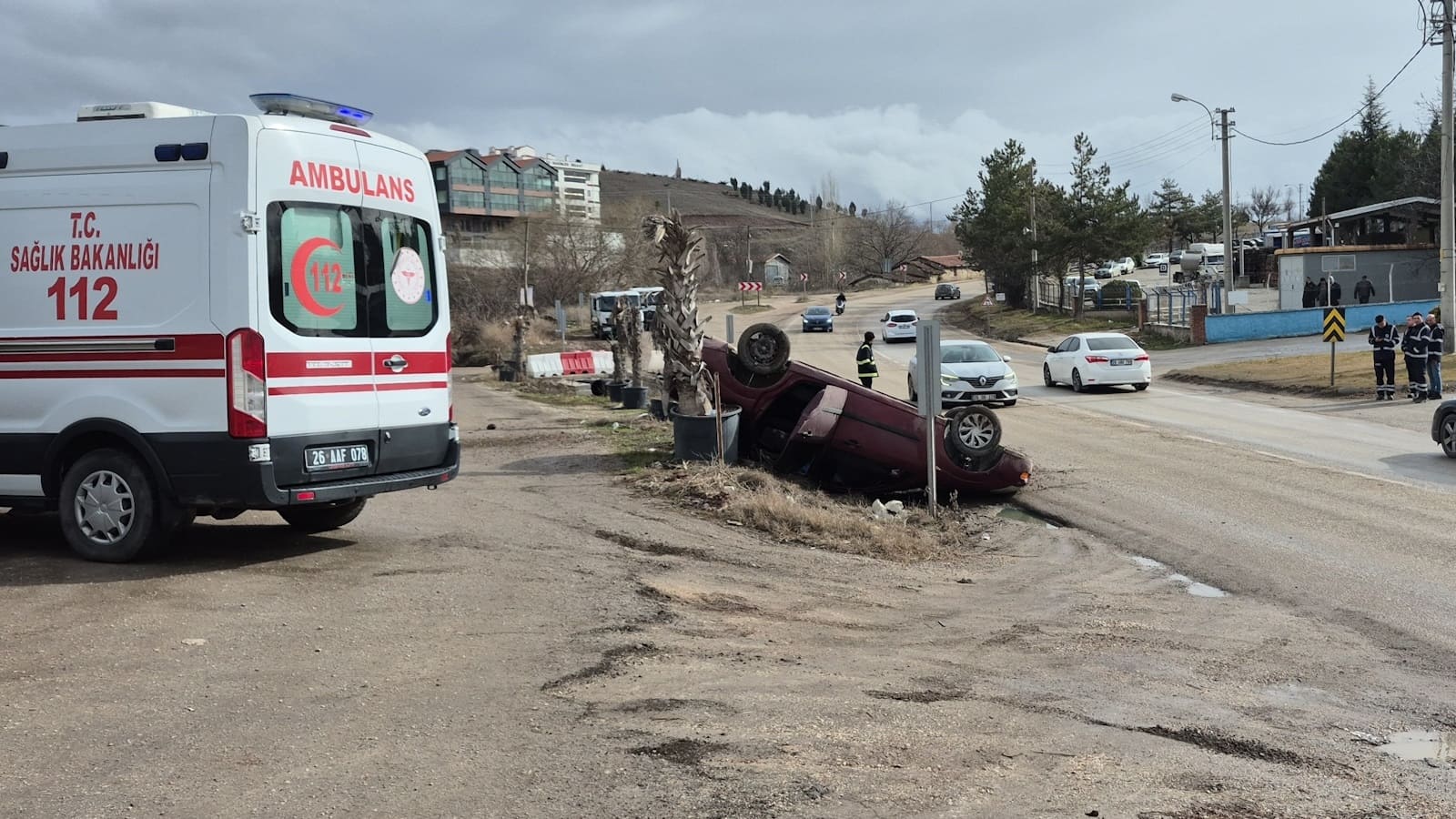 Odunpazarı Yenikent Zümrüt Bulvarı’nda kontrolden çıkan otomobil takla attı