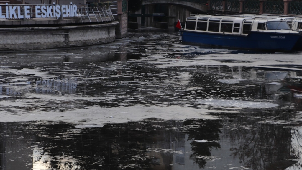 Porsuk Çayı’nın buzu erimeye başladı