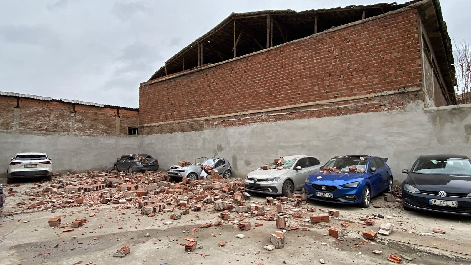 Tepebaşı Yenibağlar’da binanın çatı duvarı otoparka devrildi, 6 araçta hasar oluştu