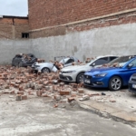 Tepebaşı Yenibağlar’da binanın çatı duvarı otoparka devrildi, 6 araçta hasar oluştu