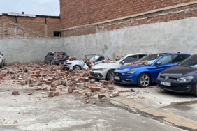 Tepebaşı Yenibağlar’da binanın çatı duvarı otoparka devrildi, 6 araçta hasar oluştu